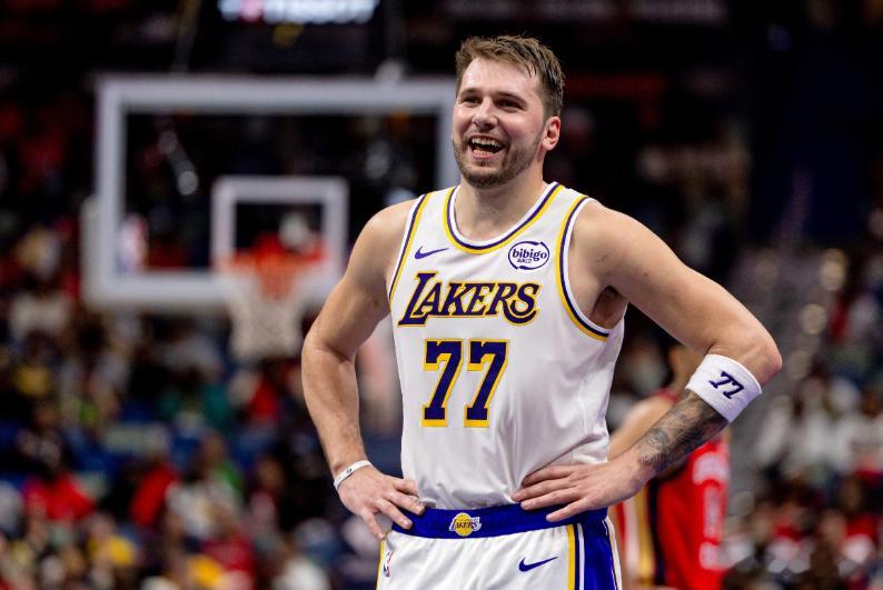 美国著名说唱歌手Snoop Dogg今日造访湖人训练馆，期间“狗爷”和东契奇进行