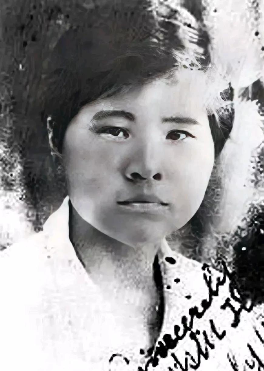 1940年，双枪李林被日军围攻，不得已退到庙里。等日兵破门而入时，她假装昏倒。突