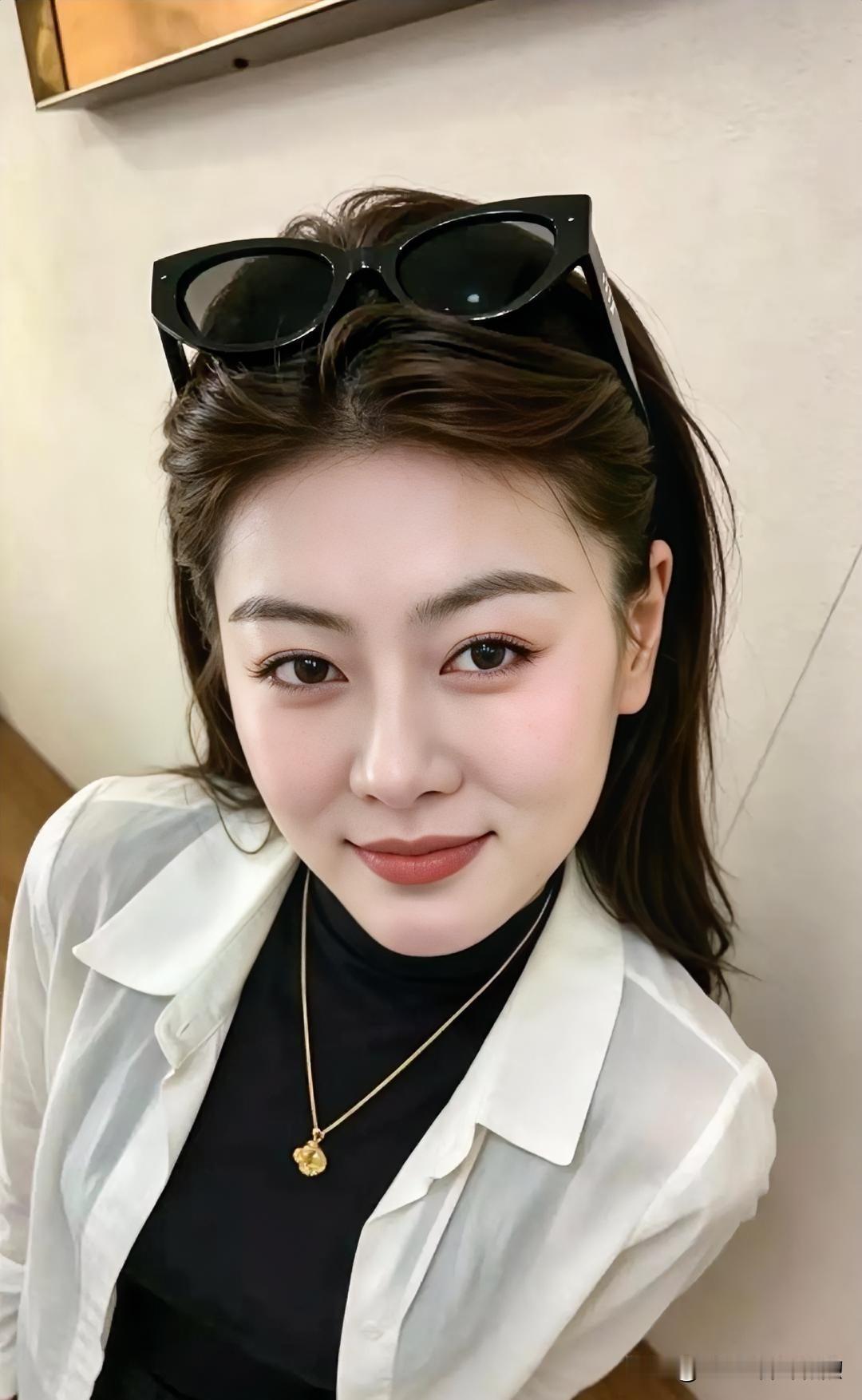 墨镜轻架，笑意温婉，简约为雅。