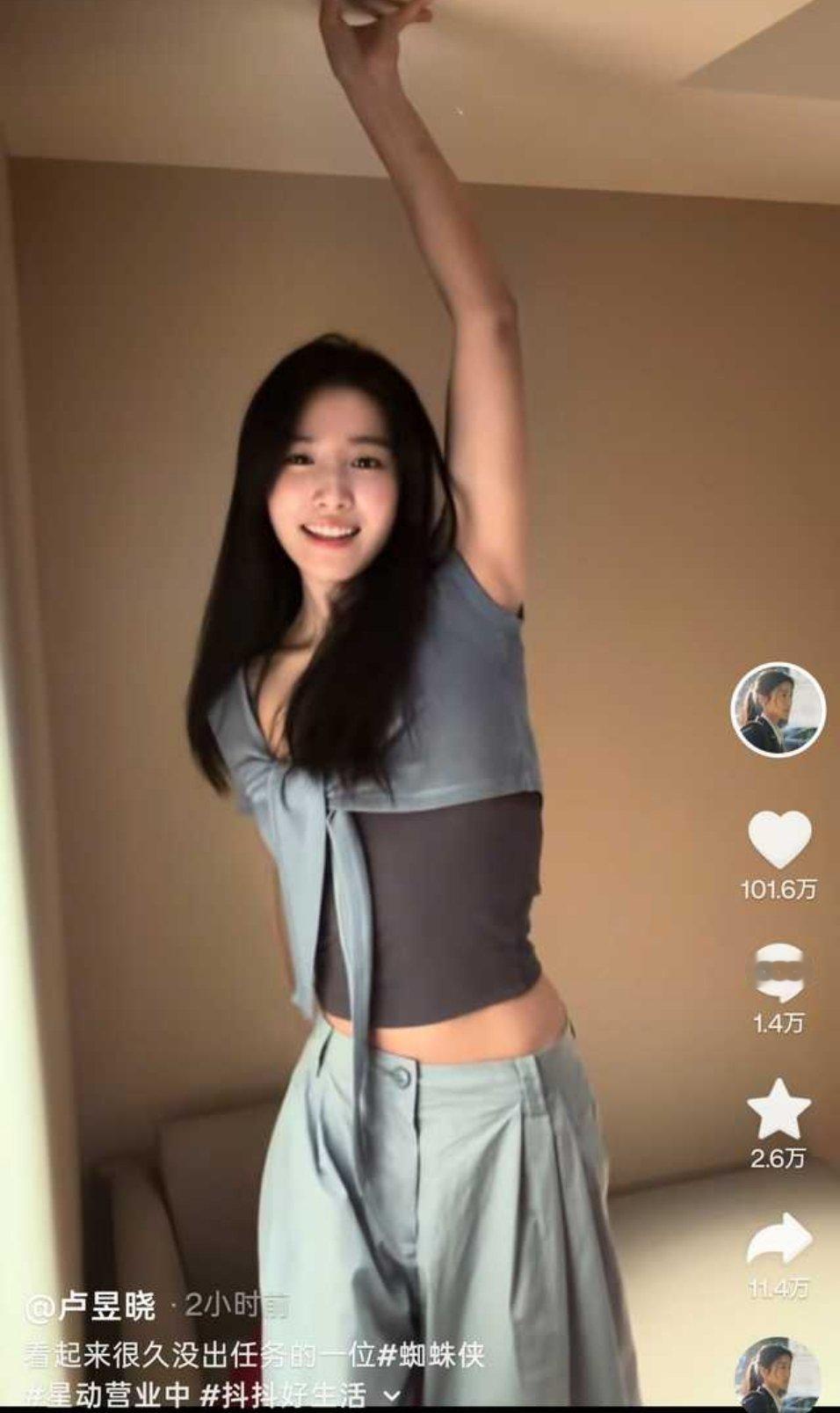 简单的趣味随拍2小时就破百万了，冲出这么恐怖的数据，足以看见大众对卢昱晓的关注度