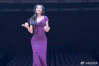 女生跳云南打歌舞，腕线过裆胯比肩宽，绝对的极品身材啊