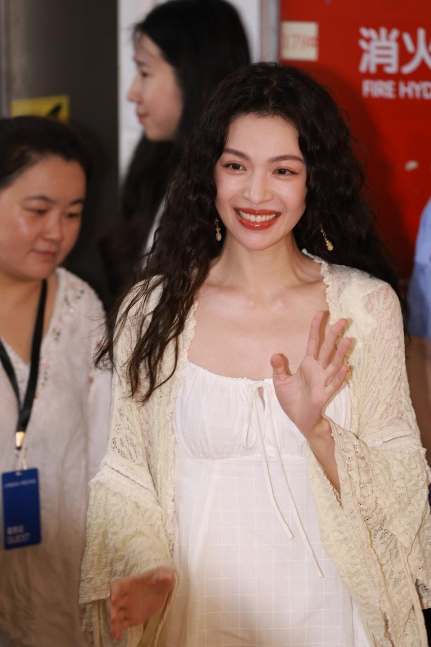 近日钟楚曦在出席时尚活动的时候搭配了一身白色的衣服，整个人看上去特别的显年轻。