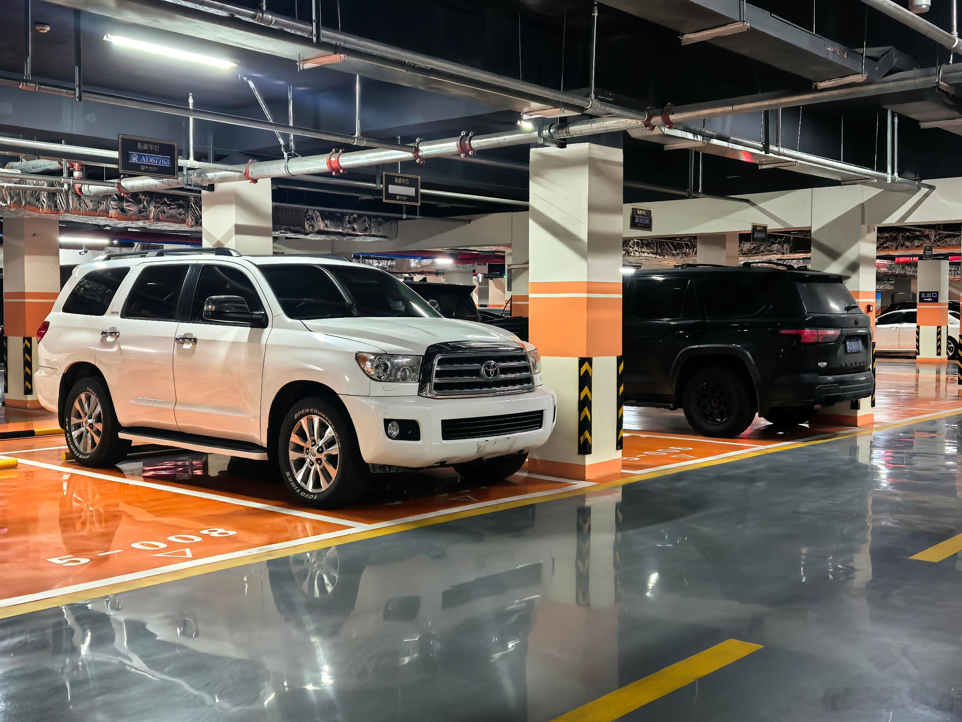 红杉的买家秀 该说不说 老款确实气场太强了 旁边黑色是新款 