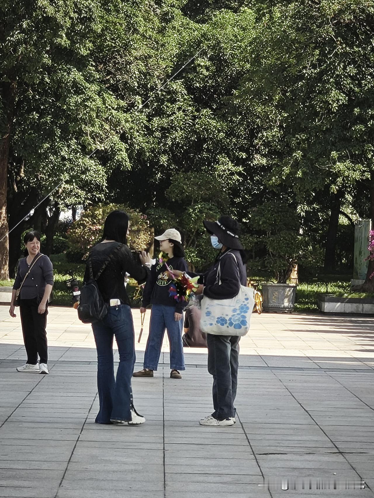 街头扫码送礼品，别傻了！这不是福利是陷阱
 
今天在公园，亲眼见大妈为领个礼物，