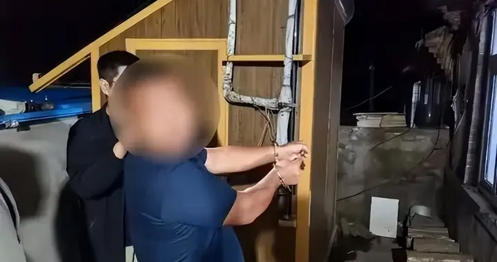 辽宁一民警遭嫌疑人激烈反抗，被车辆拖行百余米，不顾受伤驾车追击5公里！