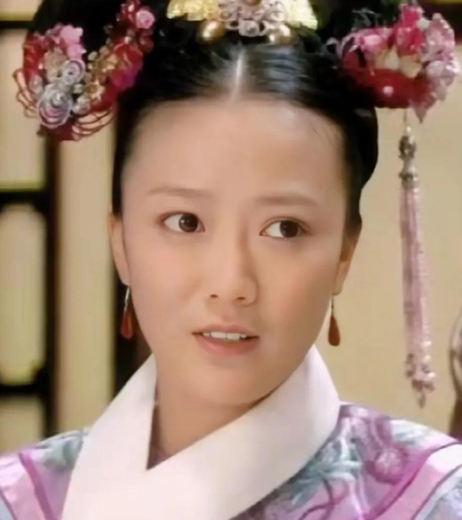  康常在的扮演者何亚男1985年10月7日出生，中国新生代演员，毕业于北京电影学