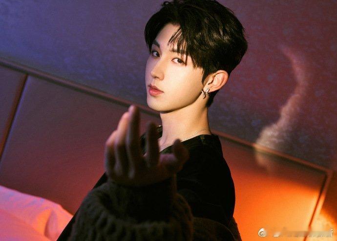 郭俊辰落肩掐脖背影 郭俊辰银耳钉配暗色系冷感魅惑太绝了[心][舔屏] 这个喉咙看