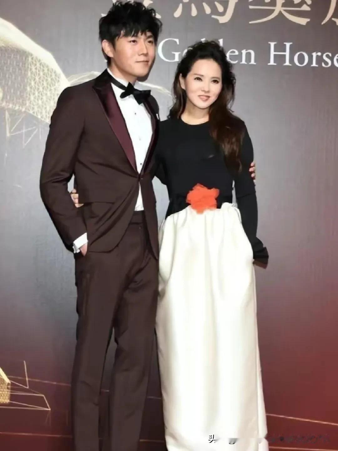 秦昊伊能静认识4天就求婚，第1天见面就聊8小时。
秦昊9岁时买了一张伊能静的专辑