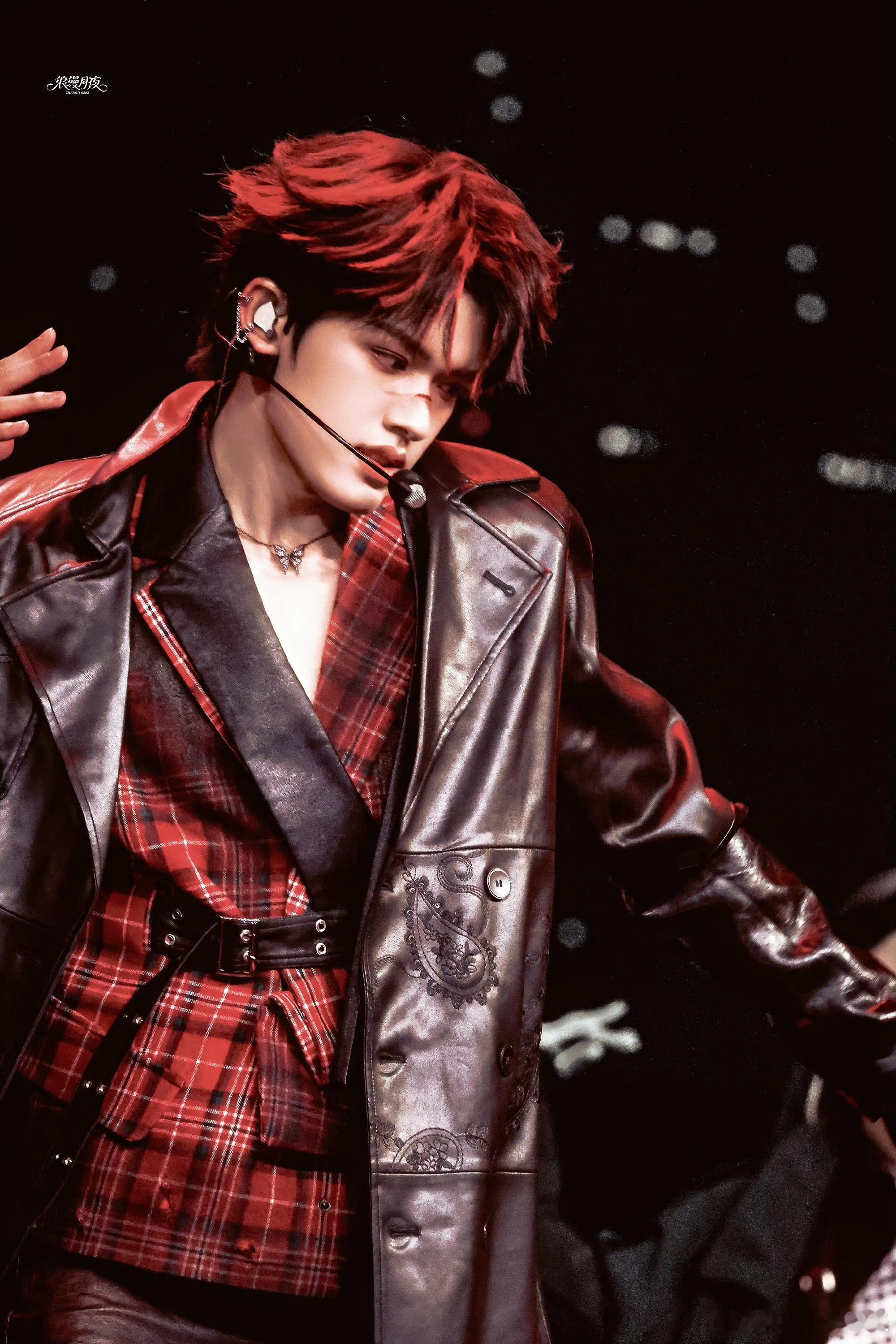 荣耀之战热心市民张极 张极这波太圈粉！荣耀之战上化身热心市民当月老，温柔化解现场