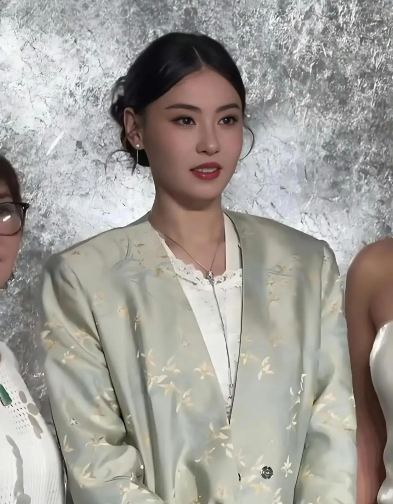张柏芝已经不再像张柏芝，网红感越来越重，整个人快没有自己的特色了！

特别是第一