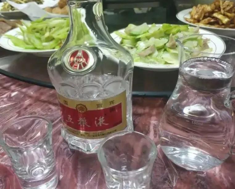 在北京，一男子去参加婚宴，在他喝完一瓶五粮液后，准备起身离席，却被与他同桌的人阻