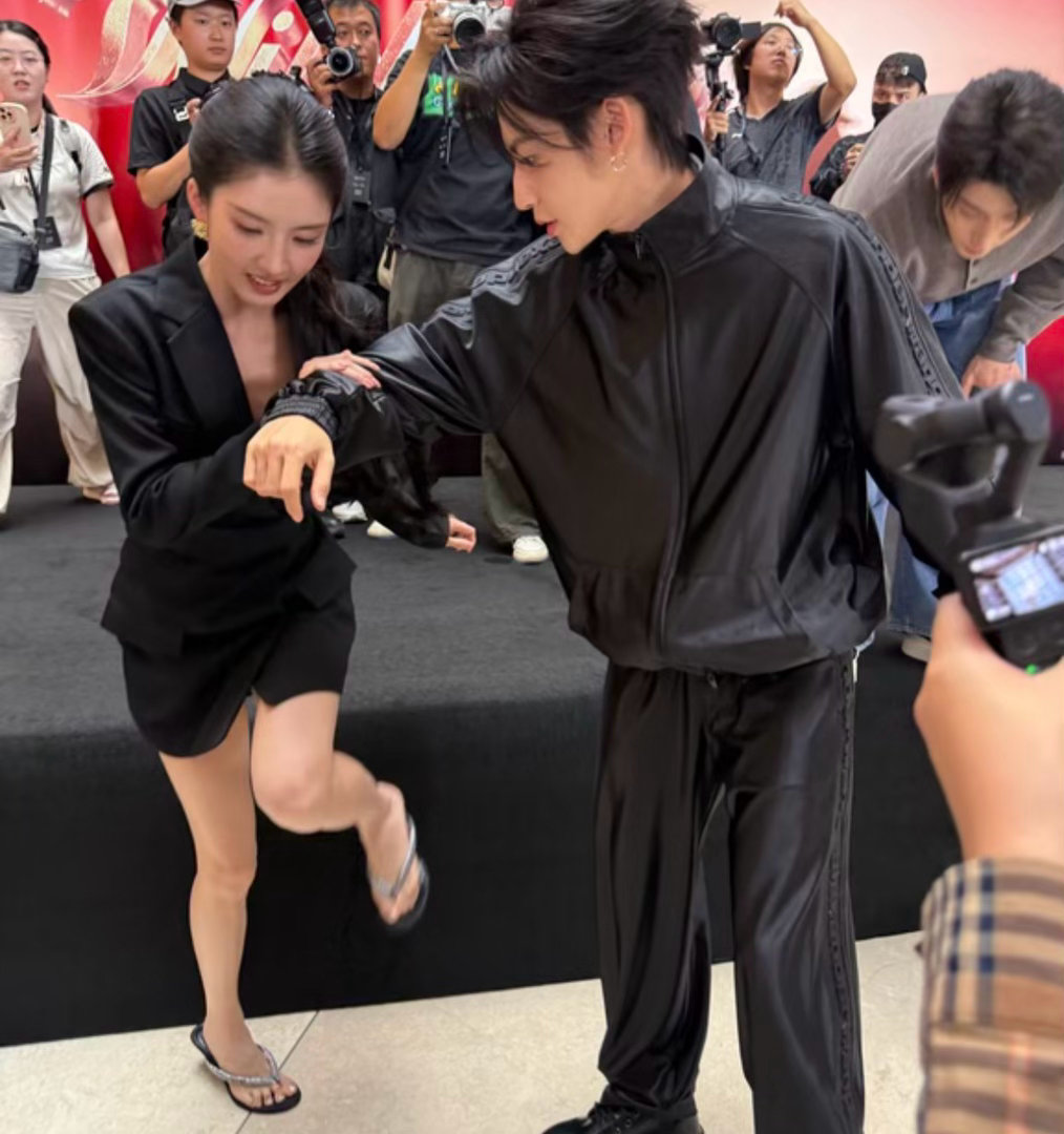 王琳凯绅士手搀扶女嘉宾 王琳凯我保证你是天使[捂嘴哭]女嘉宾穿高跟鞋下台阶，他直