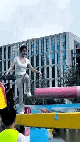 全场都在喊“快点快点，时间要到了！”
可她呢，不紧不慢，过那个障碍的时候，那腰身