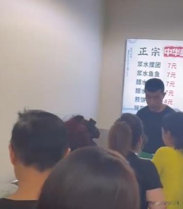 在陕西西安的东二环附近，有一对90后夫妻凭借售卖搅团这一地方特色小吃，成功实现了