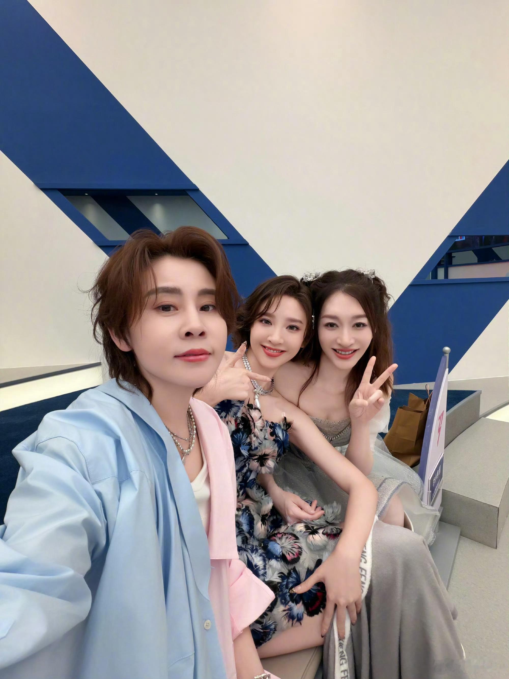 唐艺昕李小冉王濛自拍你们三个都很棒 