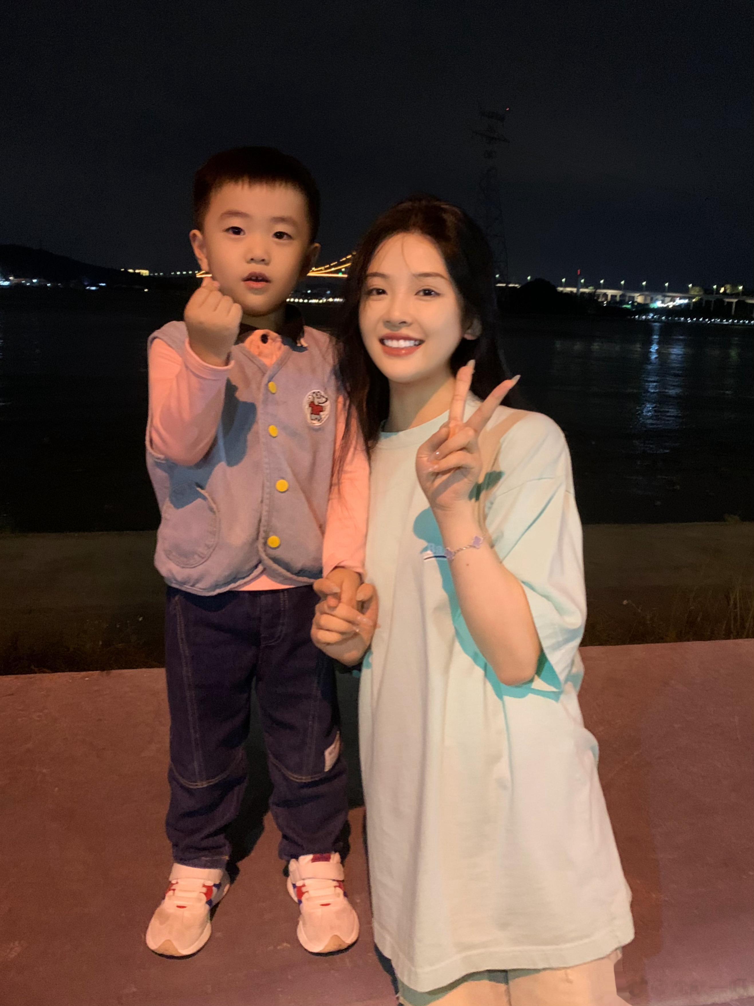 出来拍照遇到一个超帅的弟弟一直和我贴贴抱抱亲亲 说很喜欢我哈哈走的时候还和我飞吻