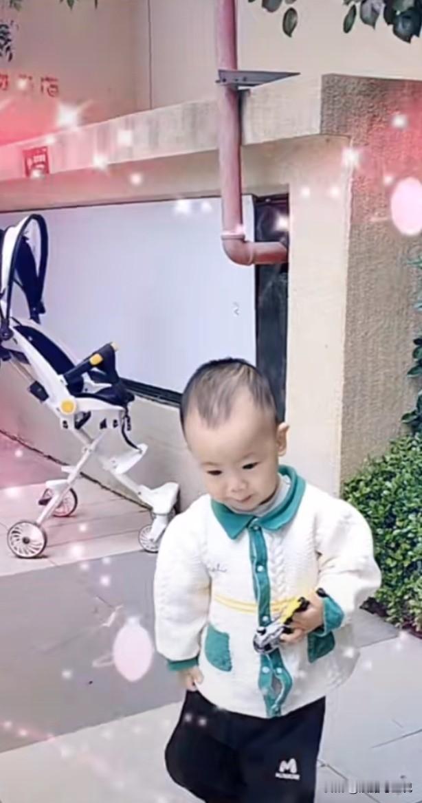 我认为心甘情愿假期帮带孙辈，从来不是非黑即白的“责任”或“负担”，更像是一场双向