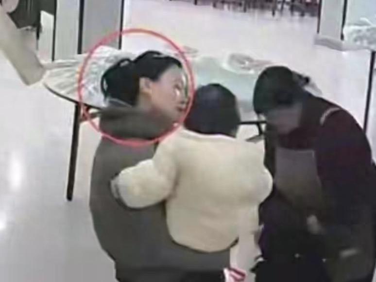 安徽六安因为孩子们抢玩具，女子朝2岁女孩动手事件，迎来了大结局！
就在3月26日