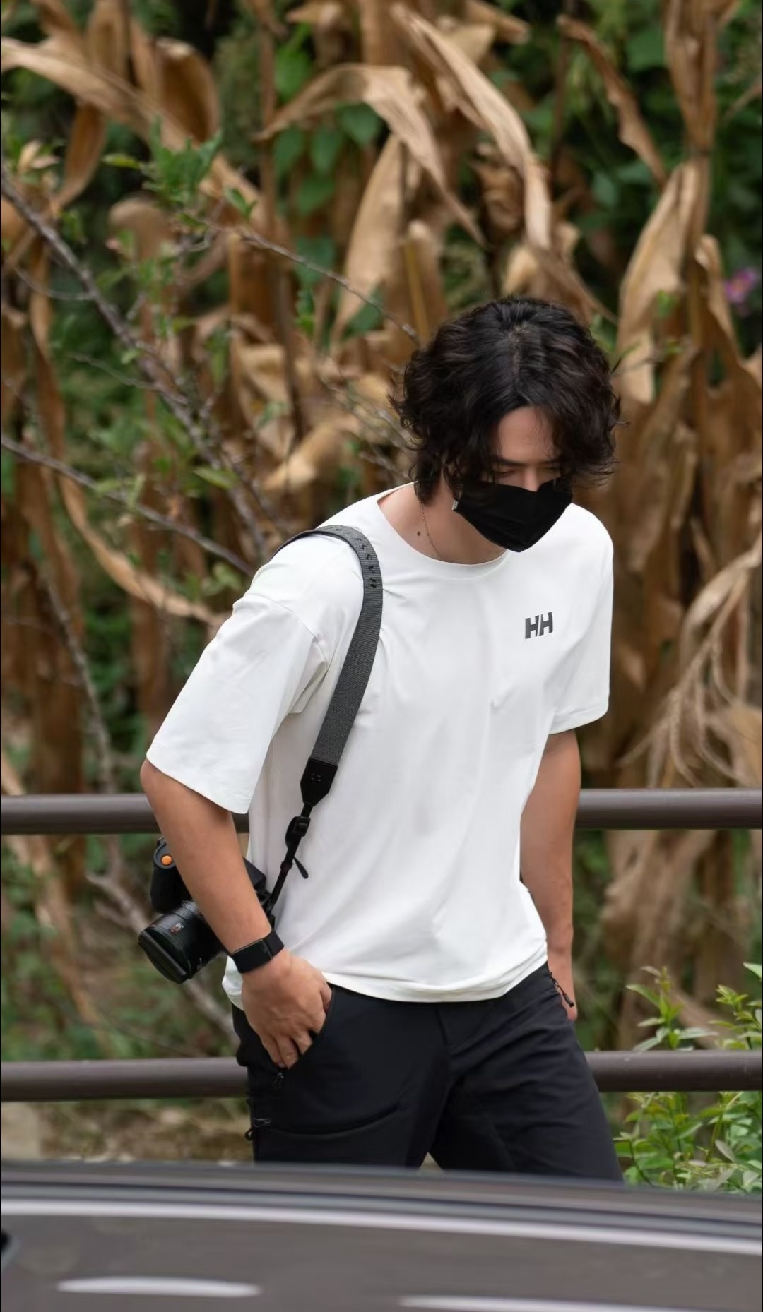 📷是博哥出行必备单品，哈苏镜头上明晃晃的③⑧，拍硬照又换了战哥最爱的徕卡相机，