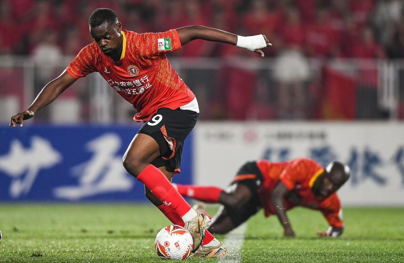 刚捧起中甲冠军奖杯的辽宁铁人，还没来得及享受冲超喜悦，就遭遇阵容崩塌危机。27场