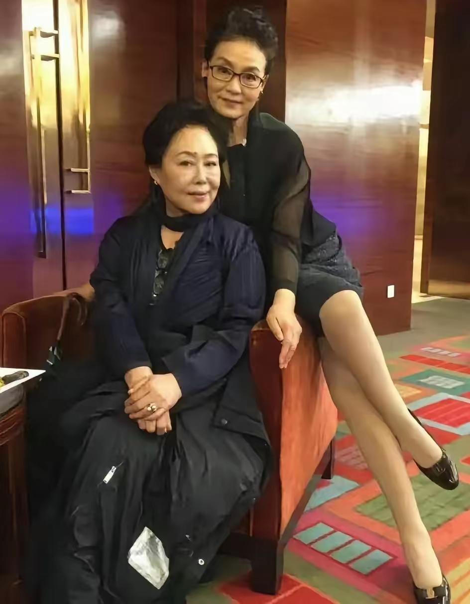 斯琴高娃与潘红同框照
不愧是老艺术家，一点也没有明星架子，反而更加像姐妹俩似的，