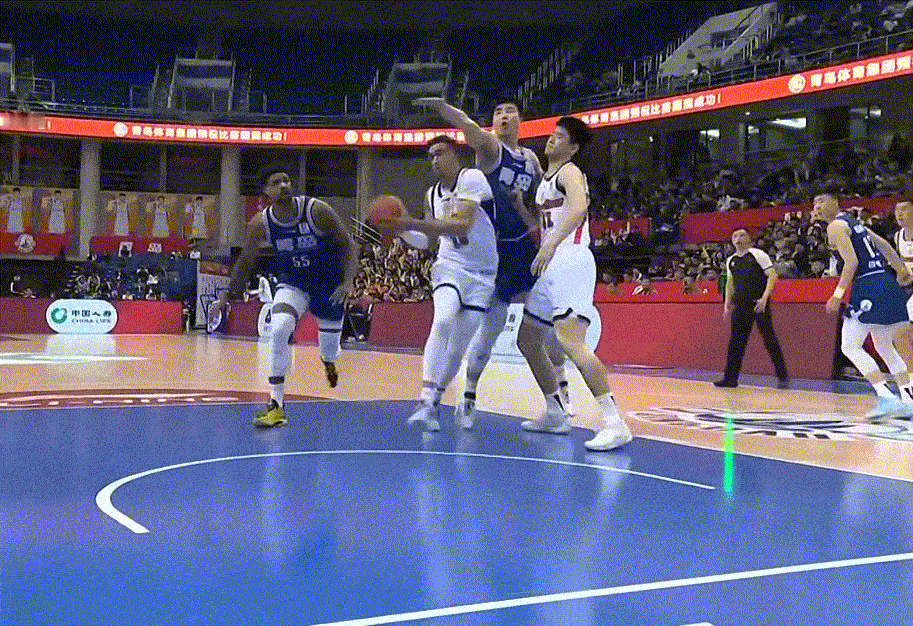 奎因空篮不进，好在有王洪泽啊，小伙子拼下进攻篮板，三节没打完已经拿到18分5篮板