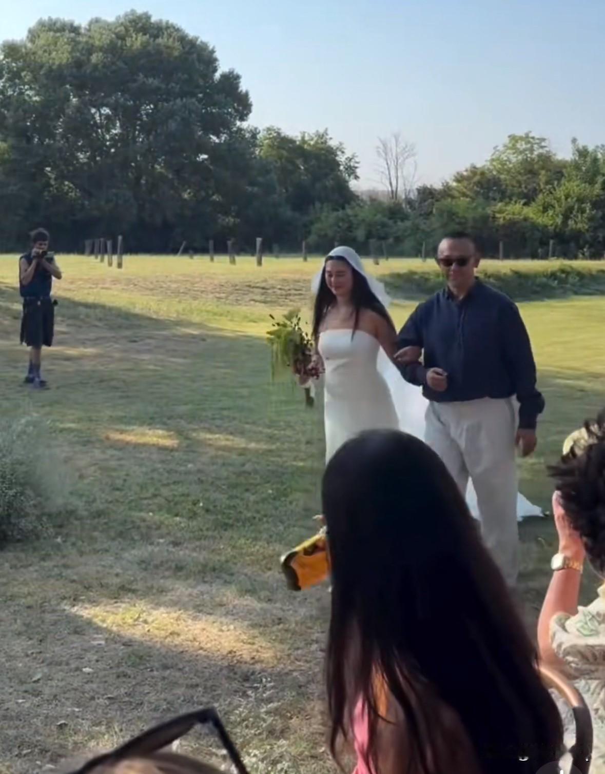 姜文的混血女儿姜一郎在法国完婚，婚礼现场简直太简朴了。

婚礼在一块大草坪上举行