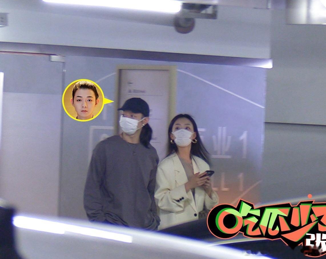 #霍尊与女友一起回家##霍尊与女友挽手看话剧# 霍尊与女友挽手看话剧，随后一起回