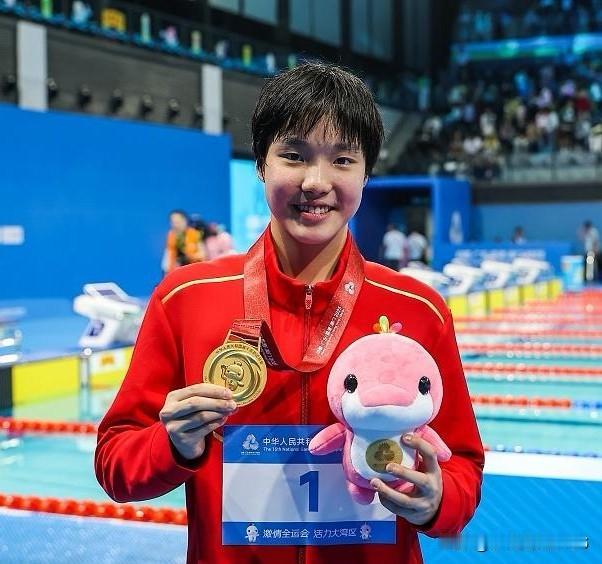 13岁“小孩姐”震撼泳坛，破纪录夺金闪耀全运会。11月11日，全运会的泳池碧波见