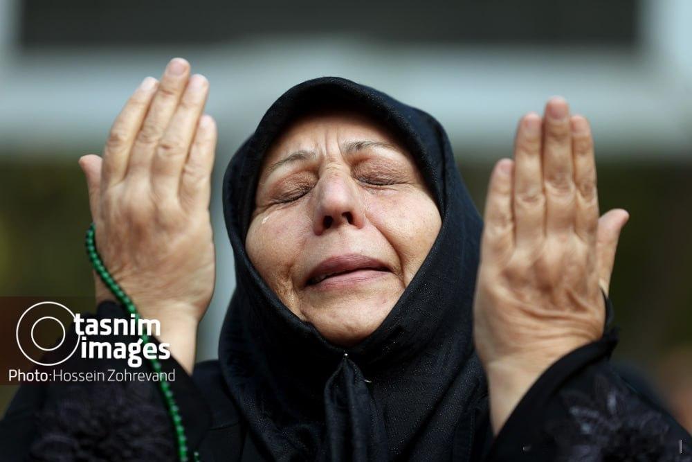 由于近期不降雨，伊朗各地举行了祈雨集会。今天，伊朗科技大学在午间举行了祈祷仪式。