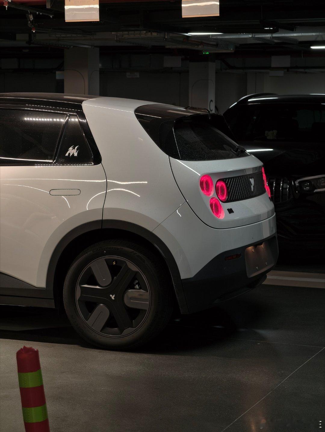 虫子真的属于越看越耐看越看越好看尤其是这个屁股，好性能的感觉我这白色是真的没选错