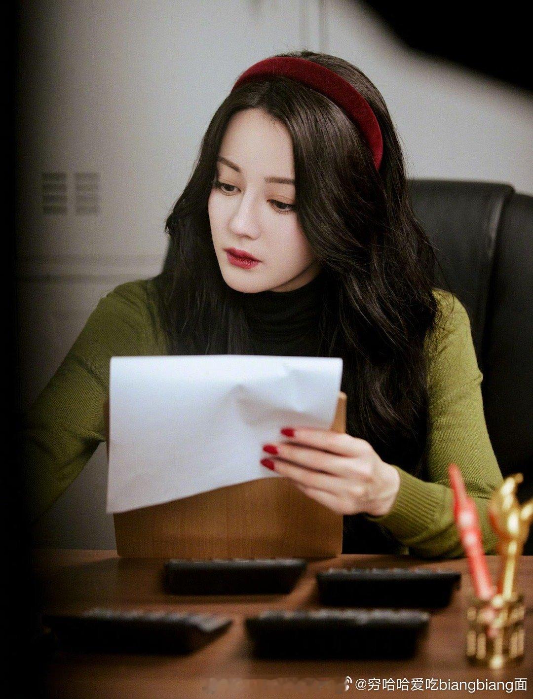 #想让迪丽热巴给我修眉##迪丽热巴溜达随拍#真的很美[awsl] ​​​
