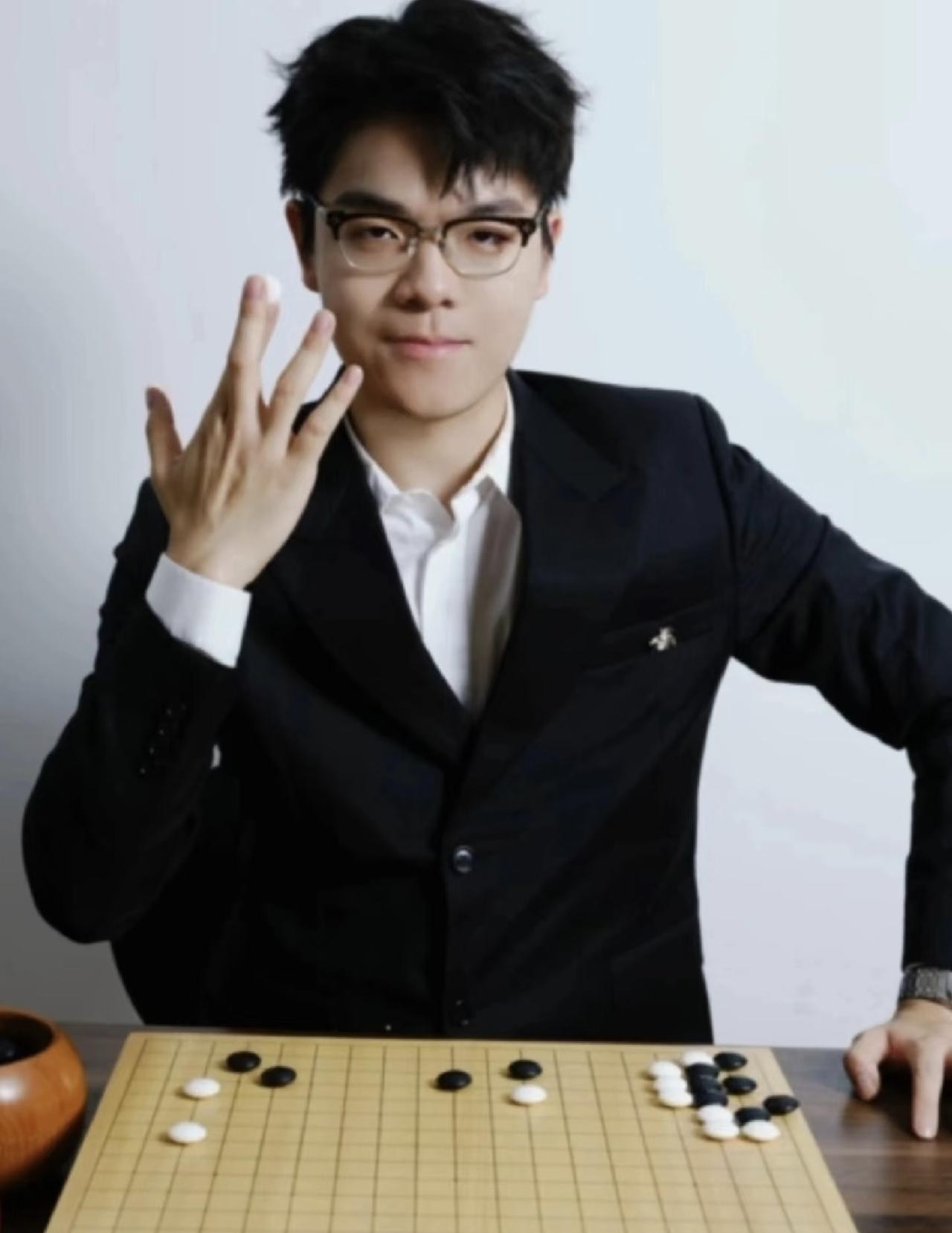 柯洁说他下过4000多盘棋，鲁豫夸他有天分又努力，他回了一句：主要是用功，学习能