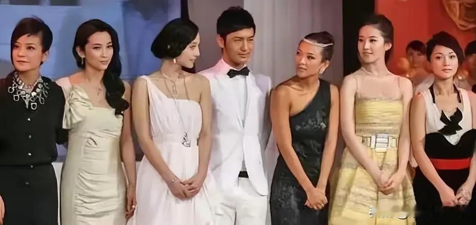 这张图很有意思，饭圈最红的几位美女明星聚齐了，谁是天生丽质，谁是后天美女一目了然