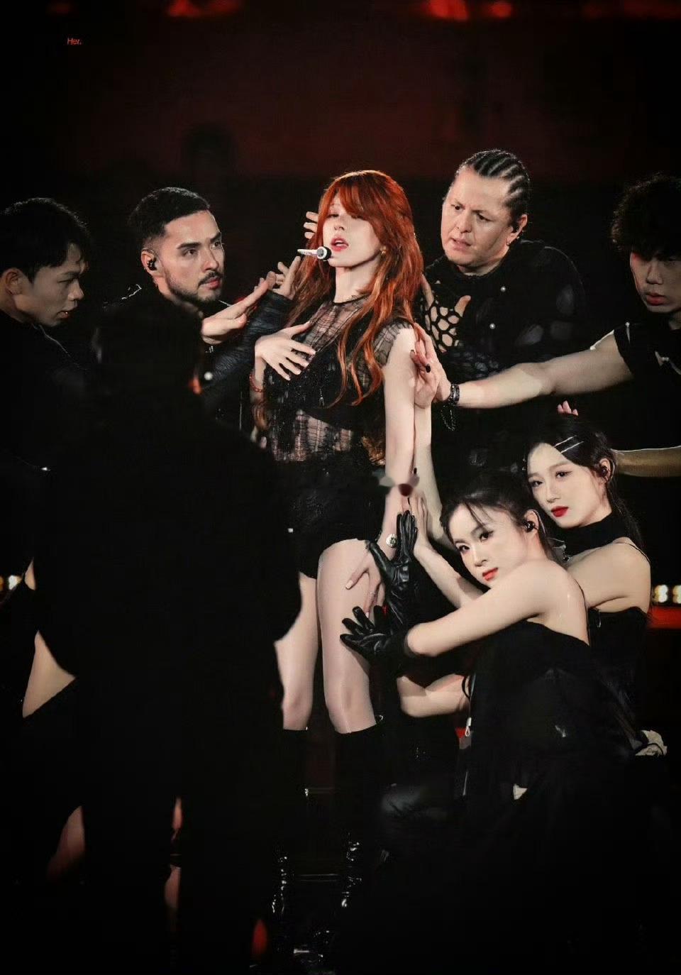 赵露思生日会红发造型，女王👸🏻级别回归！ ​​​