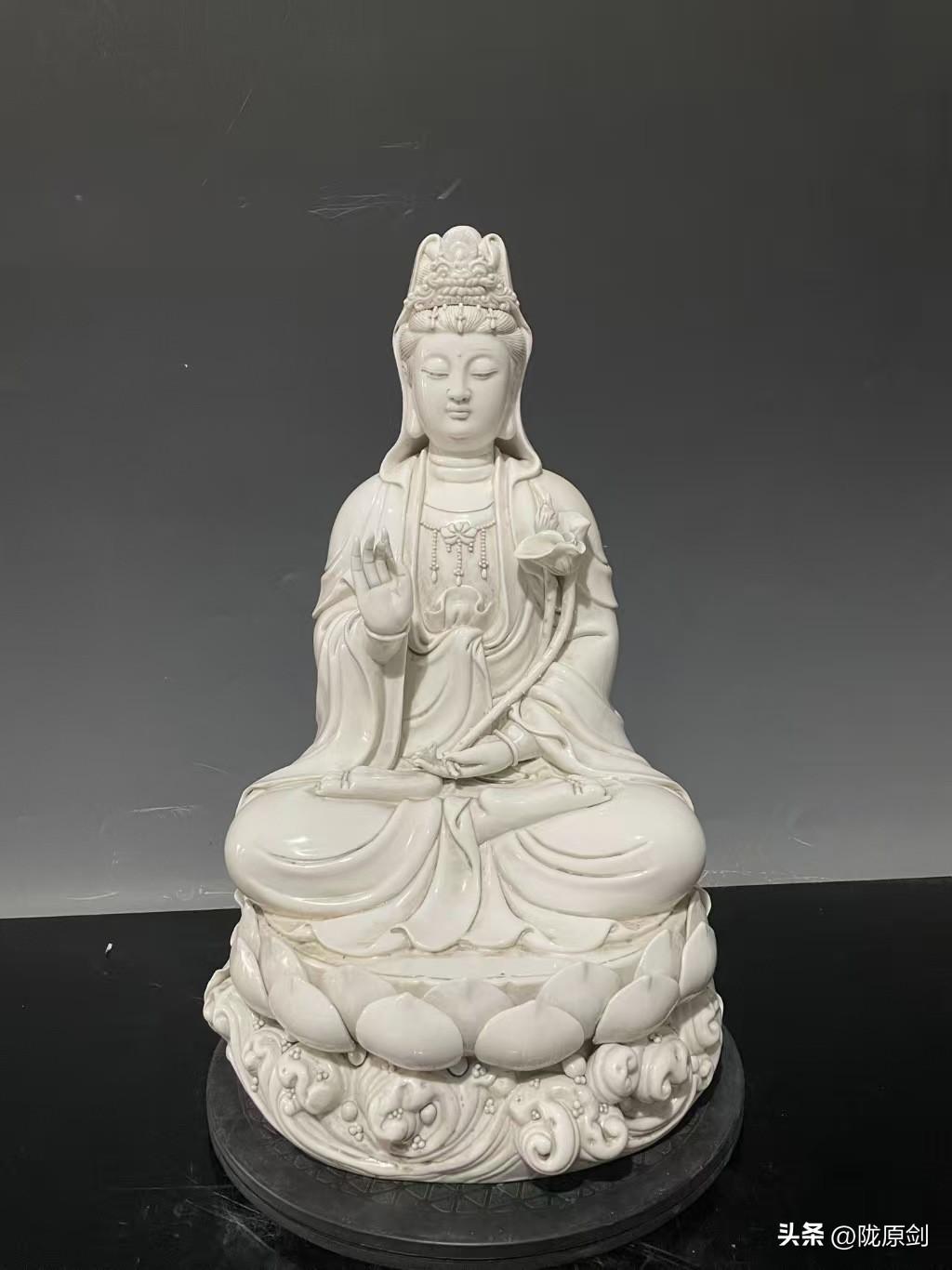 德化窑，何朝宗，坐莲如意观音，尺寸为48×28厘米 陶瓷观音佛像 坐莲观音像 何