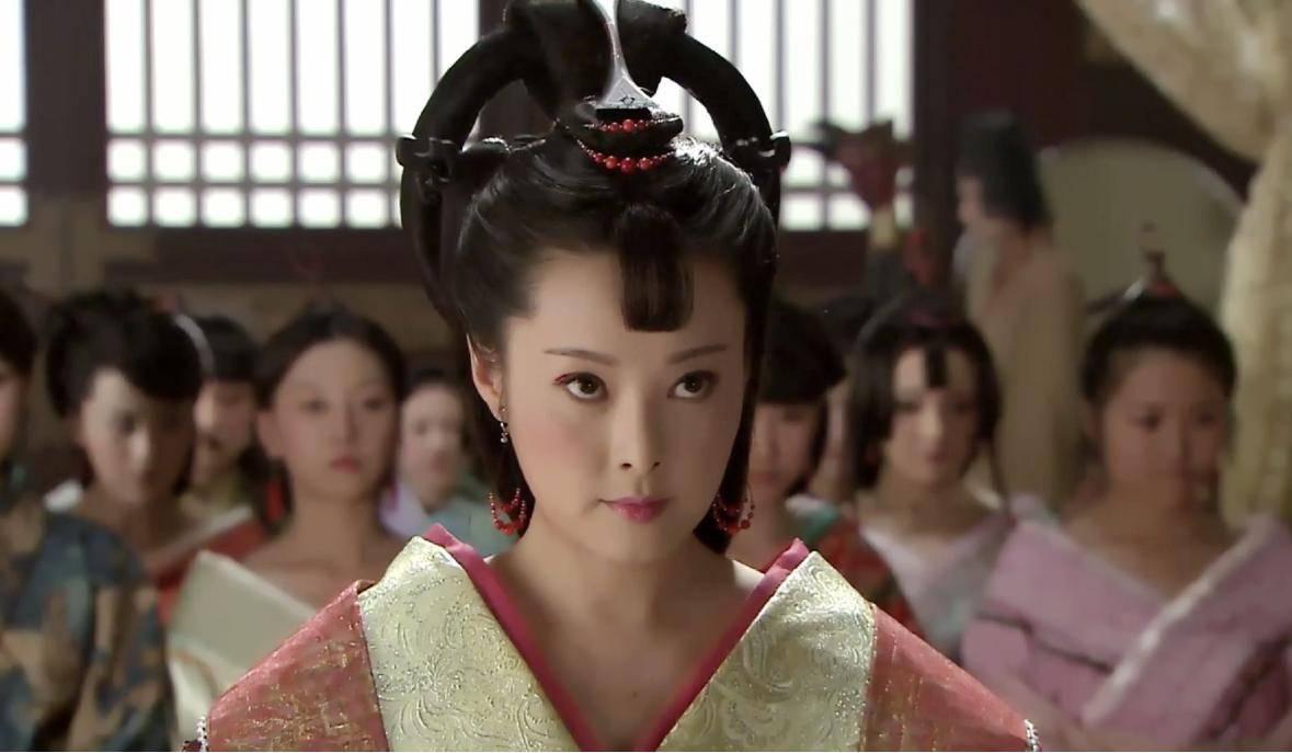 公元前 51 年，太子刘奭前往皇后宫中请安。皇后备好 5 名宫女，让他挑选一人带