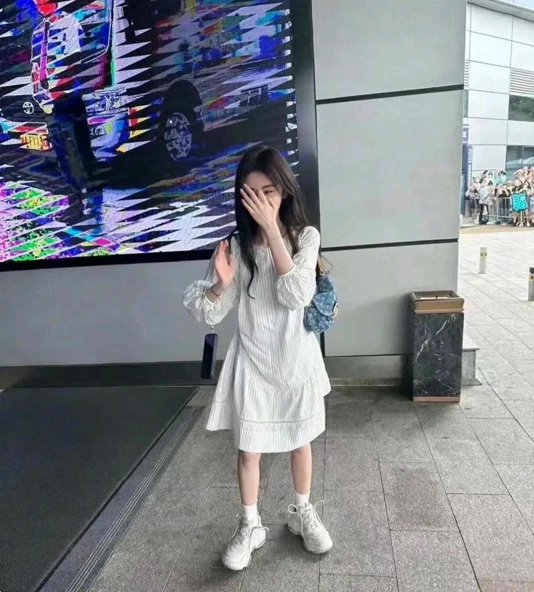 照片中的这个女生，虽然身高应该只有一米五，但她却是小哥哥们争着抢着追捧的大明星。