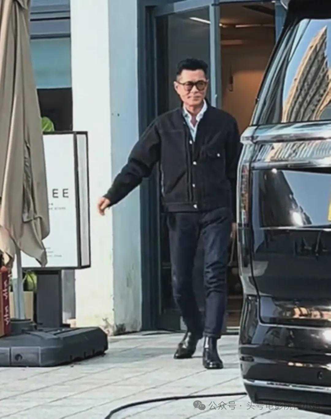 66岁欧阳震华暴瘦脱相，与古天乐30年后再同框
66岁欧阳震华现身活动身形暴瘦，