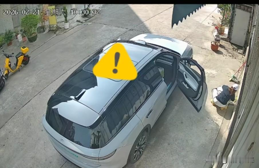 大过年本是图个吉利顺心，可有人带小孩在别人家门前随地大便，事后大人不仅不清理，还