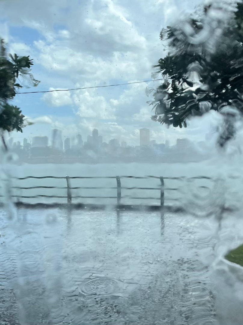在东南亚呆了几个雨季的人生感悟就是不要因为没有带伞就害怕上路因为路上总会找到避雨