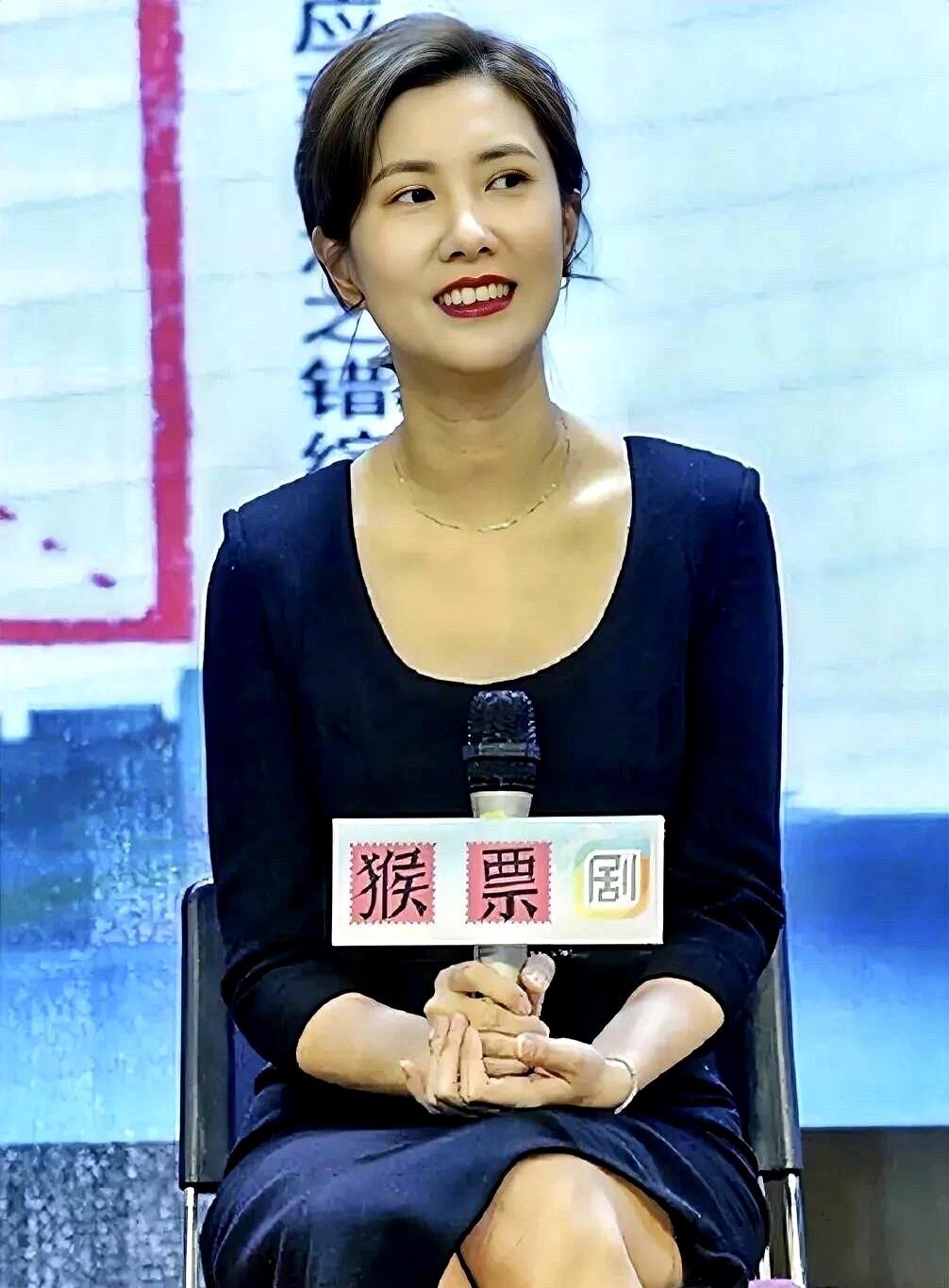 边潇潇又上央视了，乡村剧里演递水的媳妇，我妈直点头说实在。但弹幕还刷十一前的老梗
