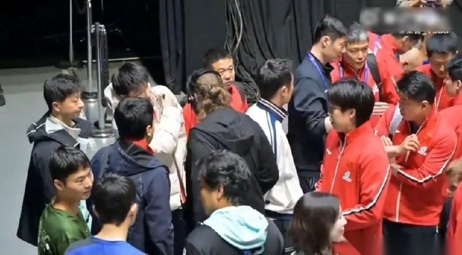 大家看到了吗？国乒打完澳大利亚队，王楚钦挤开人群，直冲着龙队走去！平时在场上霸气
