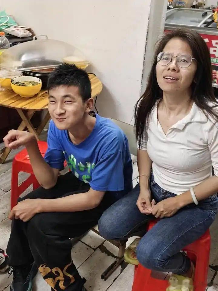 吴克群感谢山东人民吴克群回应帮患罕见病母子卖花 看到吴克群为帮助他人默默付出，我