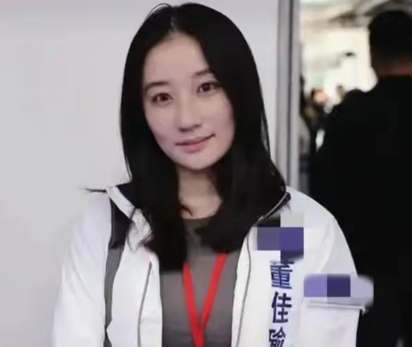 郑丽文带领国民党14人代表团访陆，团队里最引人注目的是 30 岁的“国际事务部”