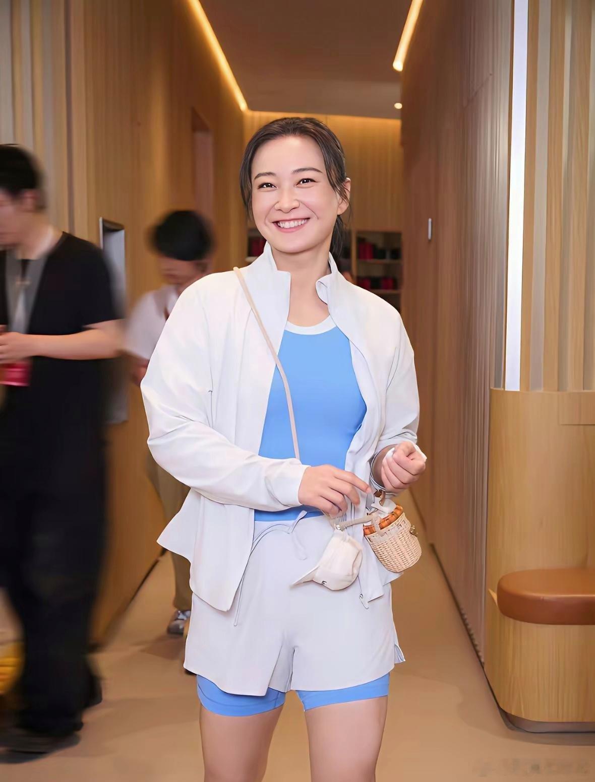 贾玲这100来斤肉：主打一个来过！贾玲最近露面，又引起网友热议，不仅被夸“瘦出天