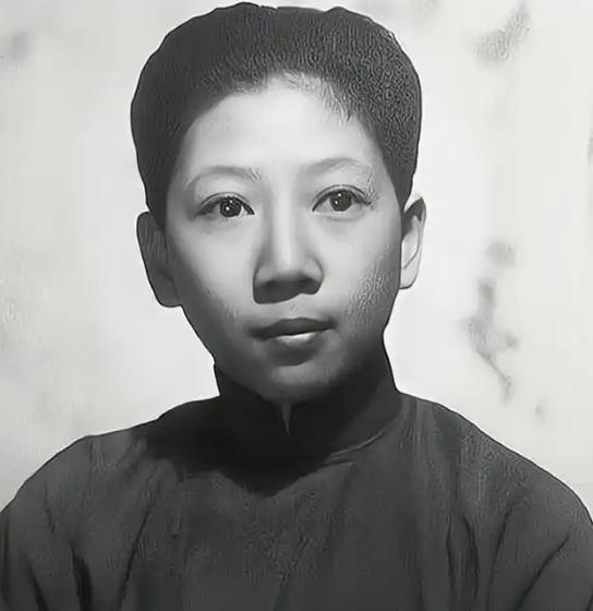 1946年，南京街头，一位身穿旗袍的女人被人碰了臀部。要是换成别人，可能骂上几句