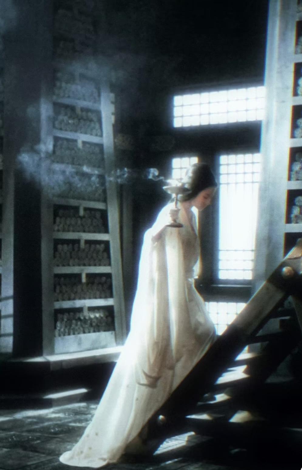 素衣捧玉灯 云阶夜无声 。