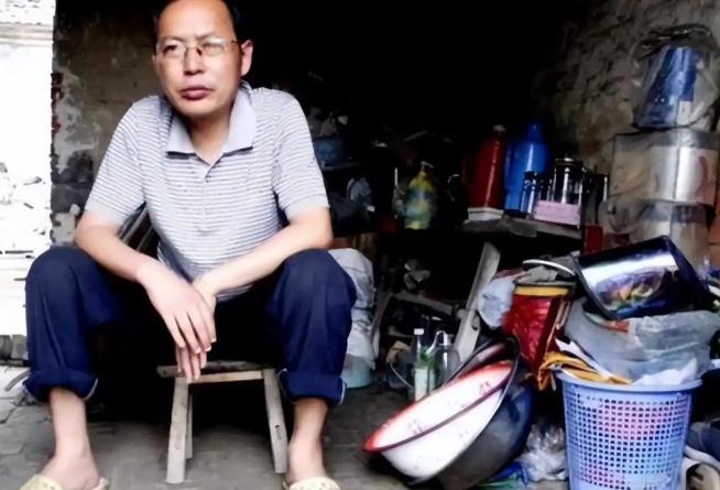 1980年，16岁的刘汉清被哈工大录取，全镇人敲锣打鼓欢送，如今62岁靠400元