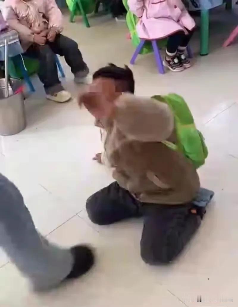好残忍！幼儿园老师对孩子打头踩脸！

据大皖新闻3月25日报道，3月25日，网传